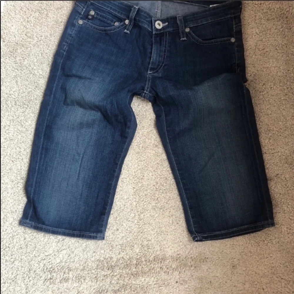 AG Bermuda shorts size 25 Guc.